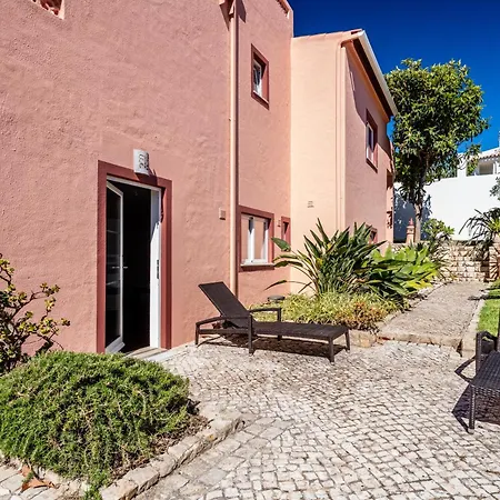 Em Moradia Com Piscina - Perto Praias