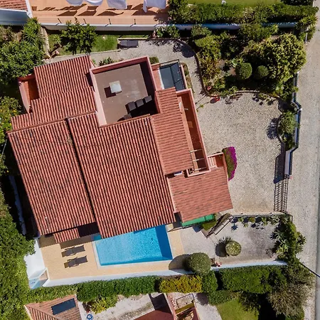 Em Moradia Com Piscina - Perto Praias *
